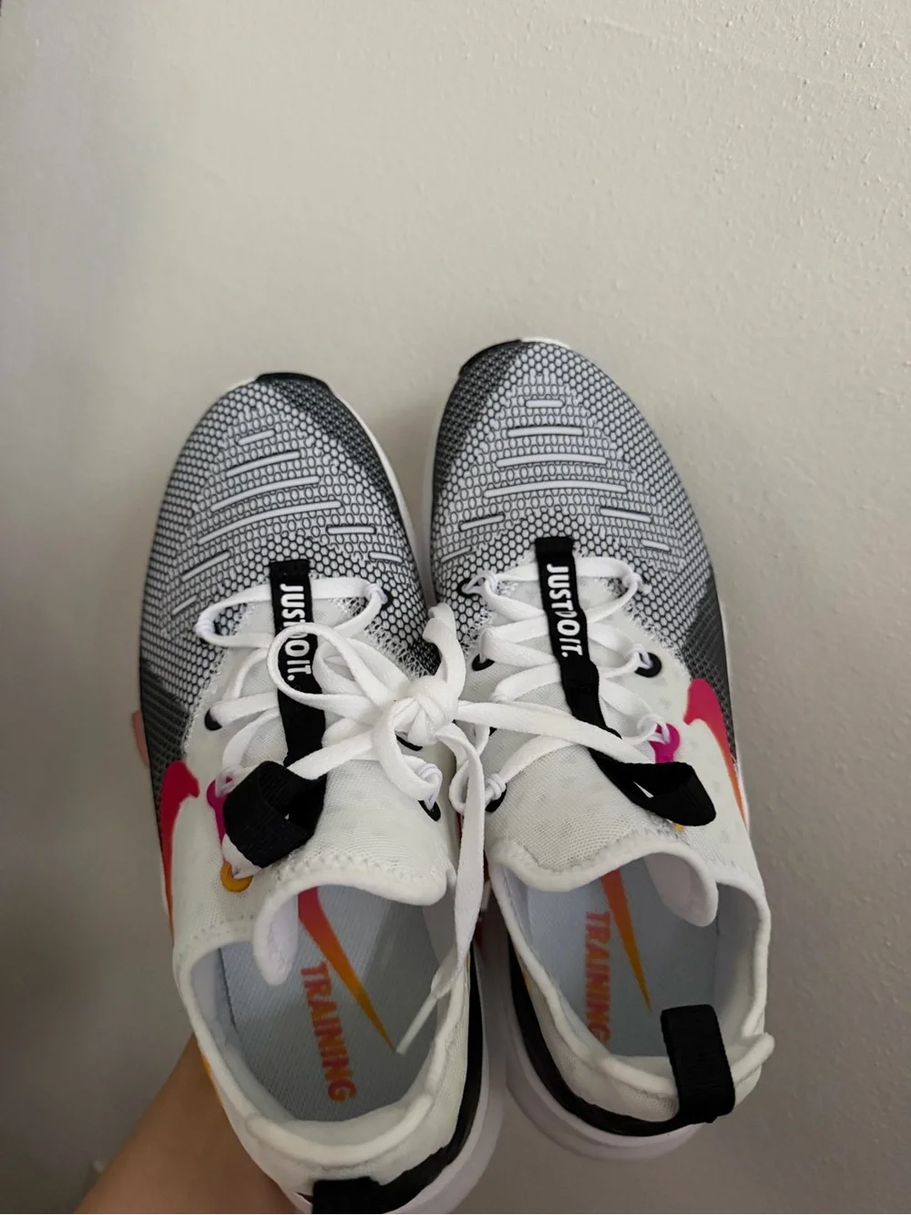 The Nike Wmns Free TR 8’ Laser Fuschia Shoes in size 8.5 are stylish and comfort